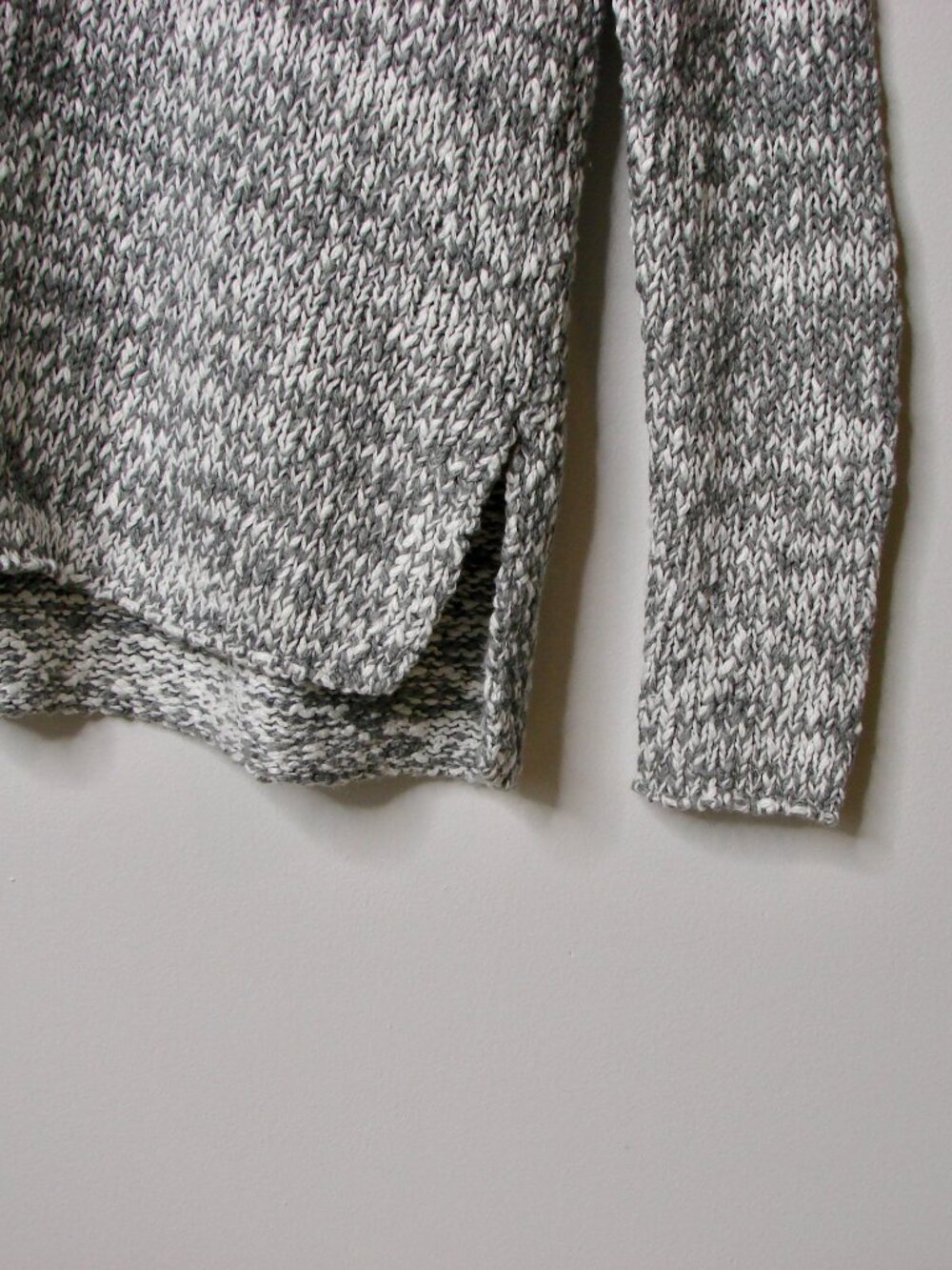 Aritzia Talula V-Neck Sweater Gray White Marled Pullover Loose Relax Fit Medium - Picture 7 of 14